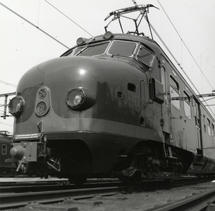 151685 Afbeelding van het electrische treinstel nr. 711 (Mat. 1954, plan F, Hondekop) van de N.S. te Utrecht.